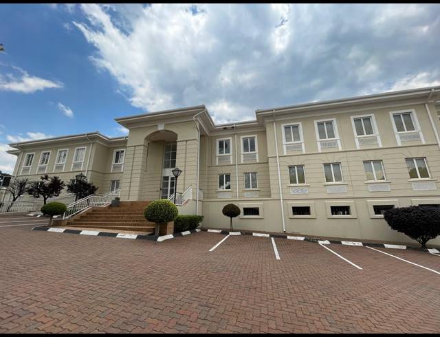 2,422M² OFFICE FOR SALE IN BRYANSTON